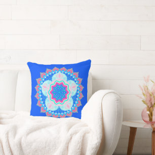 Coussin Mandala bleu rose sur fond bleu