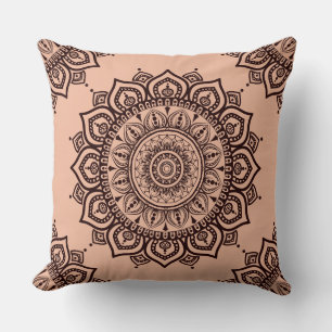 Coussin mandala bohème jeté sur l'oreiller