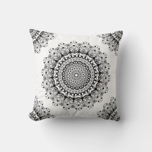 Coussin Mandala floral noir sur un arrière - plan blanc