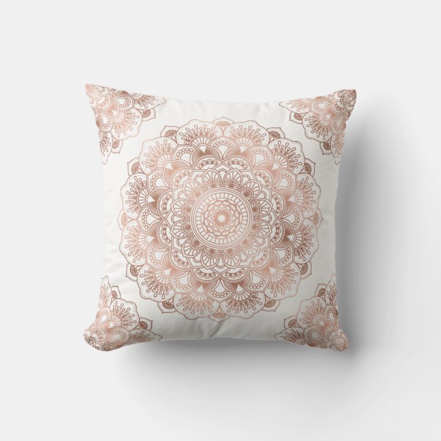 Coussin mandala rose-or floral sur arrière - plan blanc (Recto)