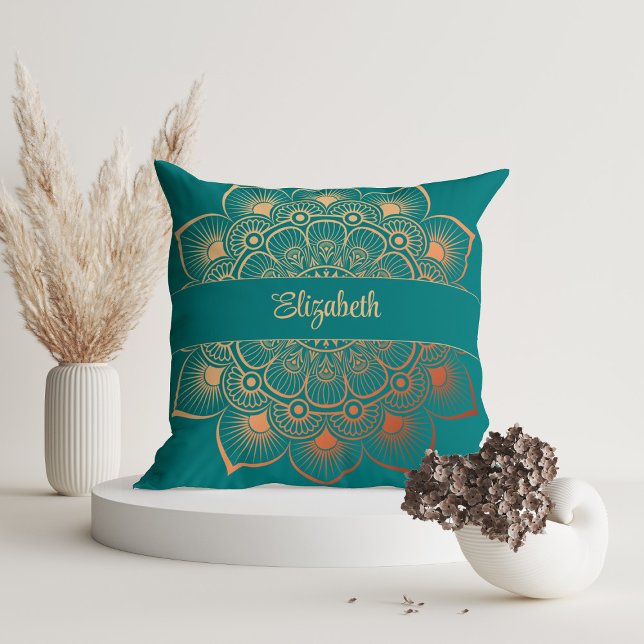 Coussin Mandala Turquoise moderne Nom personnalisé (Modern Turquoise Mandala Custom Name Throw Pillow in a white room with dry flowers)