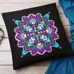 Coussin Mandala violet et noir de couleur mystique