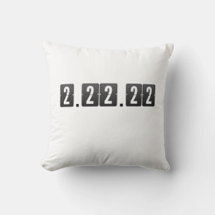 Coussin Mardi Twosday Février 2-22-22 Prof de Maths