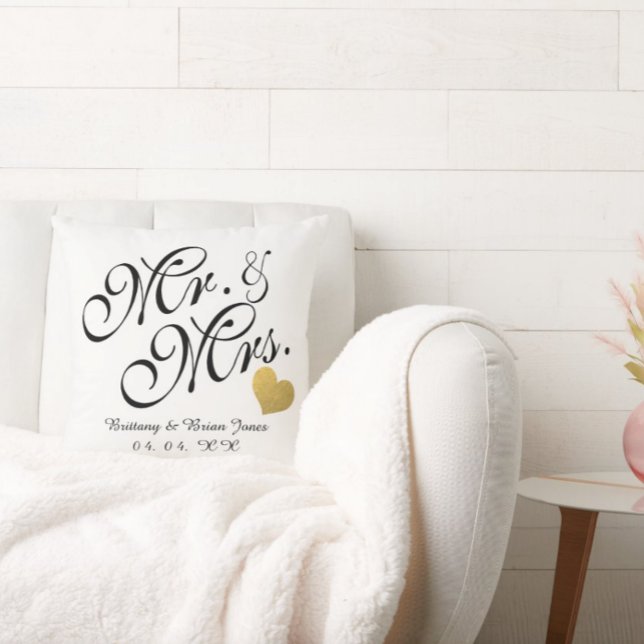 Coussin Mariage Black Script Gold Nom du coeur M et Mme (Créateur téléchargé)