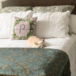 Coussin Mariage de monogramme de serrure de lin rustique<br><div class="desc">Un mariage personnalisé. Cet élégant coussin de design de lin numérique rustique dispose d'un arrière - plan de texture de lin beige avec une belle aquarelle verte et de fil de coton qui encadrent le classique gris foncé monogramme initial. Les prénoms du couple sont écrits sur le monogramme initial dans...</div>