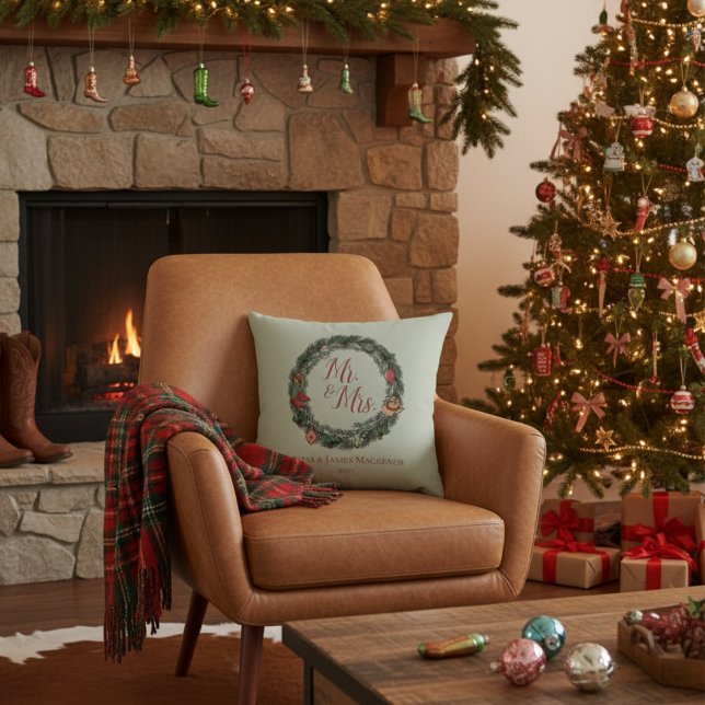 Coussin Mariage de Noël au Pays Vert M. et Mme Noël (Country Sage Green Mr & Mrs Christmas Pillow. Pine Wreath with Vintage Ornaments, Cowboy Hat, Boots)