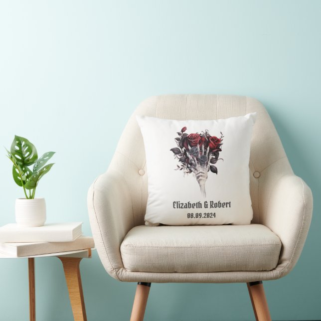 Coussin Mariage de squelette aux roses rouges gothiques  (Chaise)