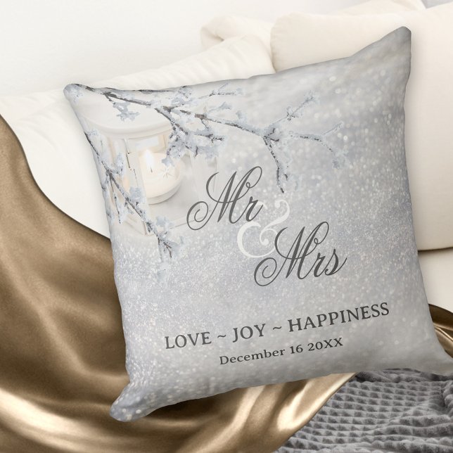 Coussin Mariage ou anniversaire d'hiver de neige mousseuse (Winter wedding pillow featuring a candle lit lantern in sparkling snow.)