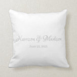 Coussin Mariage personnalisé de nom de couple de script pe<br><div class="desc">Couple Personnalisé Nom et Date Mariage Jeu Oreiller. Design élégant,  classique et minimaliste. Faux gris argenté et blanc.</div>