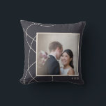 Coussin Mariage personnalisé photo Anniversaire Keepsaké<br><div class="desc">Célébrez votre journée spéciale avec ce coussin photo mariage personnalisé, avec un design d'art en ligne élégant qui encadre votre mémoire préférée. Parfait pour afficher une photo de mariage ou de fiançailles, cet élégant coussin ajoute une touche de romantisme à tout espace. Customisez-le avec votre date de mariage pour une...</div>