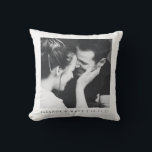 Coussin Mariage photo minimaliste noir blanc<br><div class="desc">Couple blanc noir minimaliste personnalisé Mariage de photos oreiller</div>