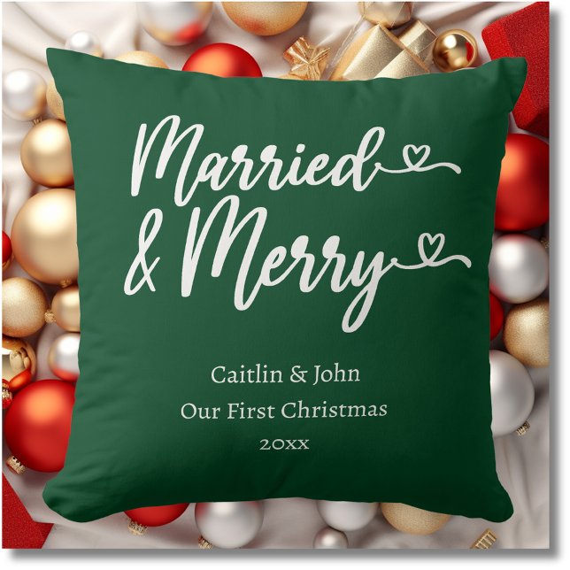Coussin Marié et Joyeux premier Noël vert nouvellement mar (Married & Merry newyweds first Christmas together forest green pillow with modern typography.)