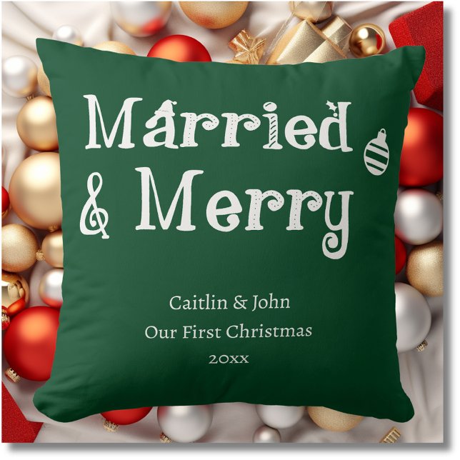 Coussin Marié et Joyeux premier Noël vert nouvellement mar (Married & Merry personalized newlywed couple first Christmas together green with white typography.)