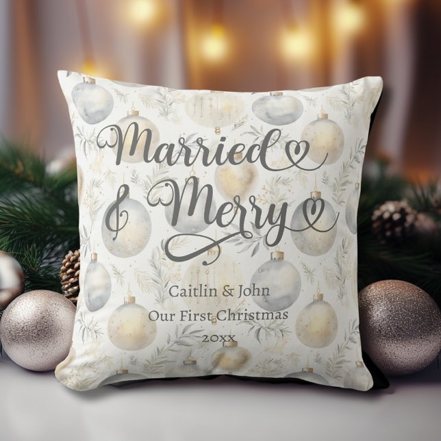 Coussin Marié Joyer 1er Noël nouvel ornement d'or marié (Married & Merry Newlyweds 1st Christmas Pillow with gold and platinum ornaments, couple names, date.)