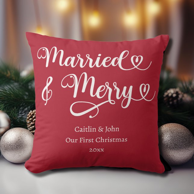 Coussin Mariés et Gais Notre Premier Noël Jeune Mariée Rou (Married & Merry custom newlywed couple our first Christmas together in red with white typography.)