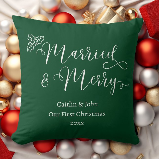 Coussin Mariés et Joyeux Premier Noël Jeune Marié Vert (Married & Merry custom newlywed couples our first Christmas together in green with white typography.)