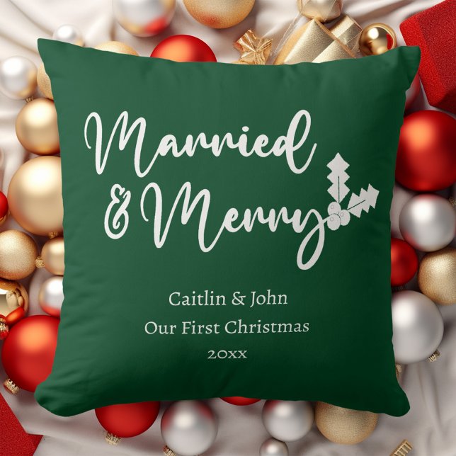 Coussin Mariés et Joyeux Premier Noël Jeune Mariée Vert (Married & Merry custom newlywed couple first Christmas together green pillow with white typography.)