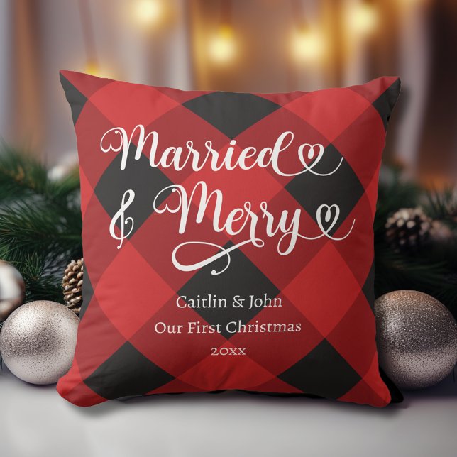 Coussin Mariés, Joyeux 1er Noël Jeunes Mariés Rouge Carrea (Married and Merry Newlyweds First Christmas together Pillow with Couples' Names and Wedding Date.)