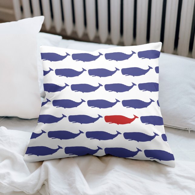 Coussin Marine et Baleine rouge Motif nautique (The perfect decorative pillow for a nautical themed bedroom or beach house.)