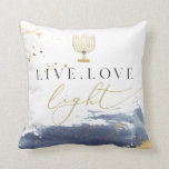 Coussin Marine Watercolor Menorah Live Love Hanoukka<br><div class="desc">Cet oreiller à jetons Hanoukka est doté d'une passoire marine couleur aquarelle,  de plaques dorées et d'une menorah dorée couleur or. Modifiez le arrière - plan pour qu'il corresponde à votre décor domestique et qu'il soit utilisé pour votre festival de lumière.</div>