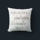 Coussin Mark 10:9 Bible Verse Mariage Design<br><div class="desc">"Par conséquent, ce que Dieu a uni, que personne ne se sépare" - Marc 10:9. Ce verset biblique magnifiquement rendu célèbre les voeux sacrés du mariage et le profond engagement entre mari et femme. Parfait pour les mariages, les jeunes mariés ou les anniversaires, ce design est un rappel intemporel de...</div>