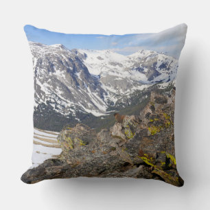 Coussin Marmotte à ventre jaune contemplant les montagnes 