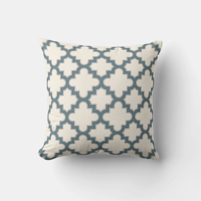 Coussin Marocain moderne Quatrefoil en crème de gris bleu (Recto)