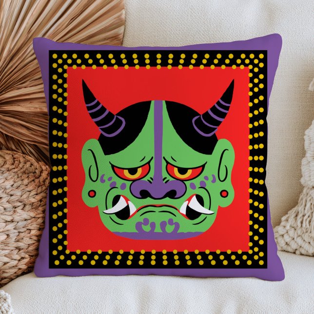 Coussin Masque vert de Yokai Kami japonais sur fond maxima (Créateur téléchargé)