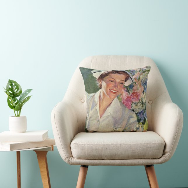 Coussin Médecine Vintage, Infirmière heureuse en uniforme (Chaise)