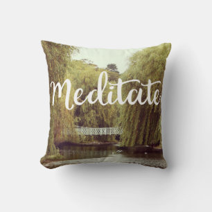 Coussin Méditer dans le parc message inspirant