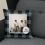 Coussin Meilleur Cadeau Grand-Père En Plaque Bleue Et Noir<br><div class="desc">Ce cadeau Best Grandpa Plaid Bleu et Noir est une façon réfléchie et unique de montrer votre appréciation et votre amour pour votre grand-père.Le cadre est fait d'un tissu plaid de haute qualité, bleu et noir qui lui donne une atmosphère rustique et charmante. Les mots "Best Grandpa" sont brodés sur...</div>