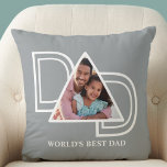 Coussin Meilleur papa photo de Fête des pères personnalisé<br><div class="desc">Le meilleur Coussin photo papa du monde est décoré du mot DAD en typographie blanche sur un arrière - plan gris. Facilement personnalisable avec votre photo. Fait un cadeau de Fête des pères parfait.</div>