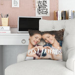 Coussin Meilleures photos superposées d'amis<br><div class="desc">Célébrez votre amitié avec votre bestie avec ce coussin photo mignon avec "meilleurs amis" en bas en blanc écrit à la main en lettres. Le coussin revient à un subtil motif en diamant rose et blanc pointillé.</div>