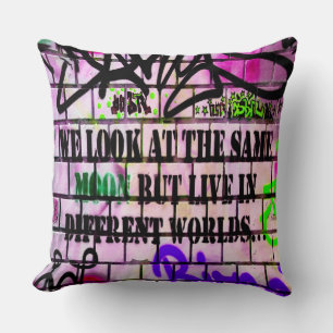 Coussin Même Lune Mondes Différents Graffiti colorés