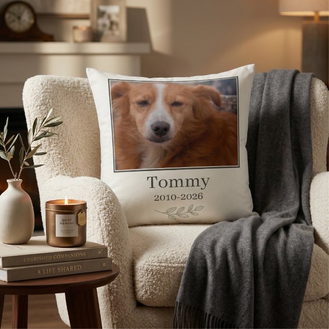 Coussin Mémento de luxe discret pour animaux de compagnie  (Quiet Luxury Pet Memorial Name & Date Keepsake Throw Pillow)