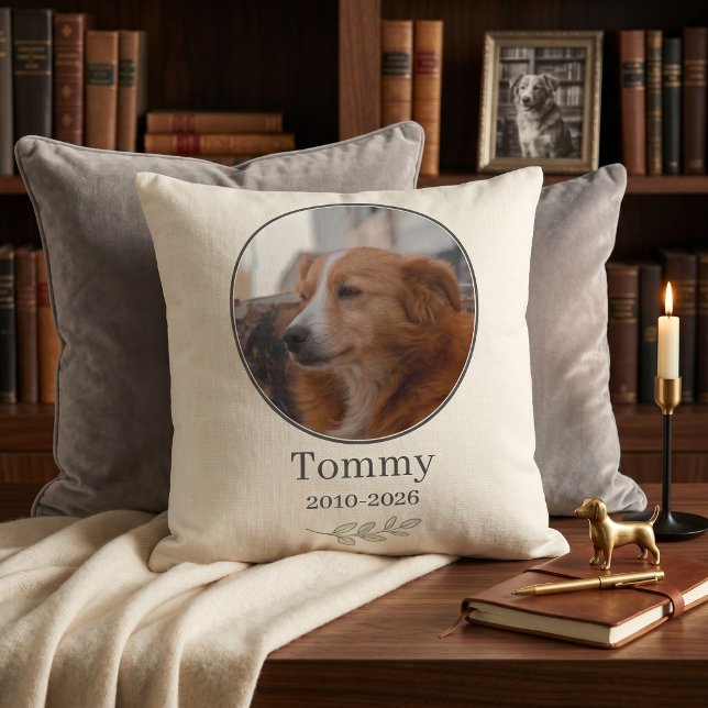 Coussin Mémento de luxe discret pour le nom et la date du  (Quiet Luxury Pet Memorial Name & Date Keepsake Throw Pillow)