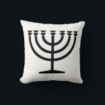 Coussin Menorah juive (symbole du judaïsme)<br><div class="desc">Ce dessin illustre une menorah, utilisée par les Juifs pour célébrer les huit jours fériés d'Hanoukka. La menorah est un chandelier à neuf branches qui est allumé pendant Hanoukka. Huit des neuf branches ont des lumières (bougies ou lampes à huile) qui symbolisent les huit nuits du jour férié ; chaque...</div>