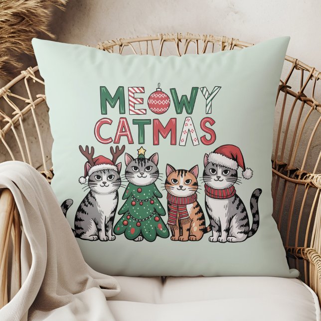 Coussin Meowy Catmas Cute Christmas Cats - Holiday Decor (Meowy Catmas Cute Christmas Cats - Holiday Decor Throw Pillow in a boho rattan armchair.)