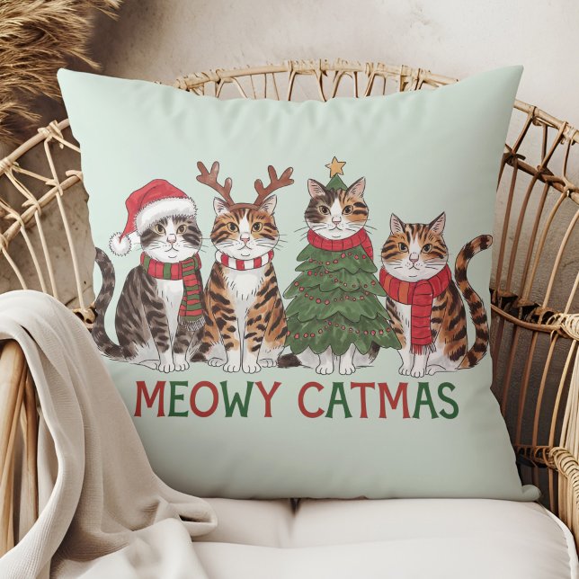 Coussin Meowy Catmas Drôle des chats de vacances - Décorat (Meowy Catmas Funny Holiday Cats - Christmas Decor Throw Pillow in a boho rattan armchair.)