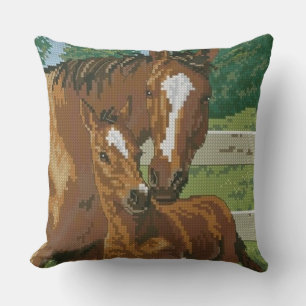 Coussin Mère Poulain Broderie au Point de Croix