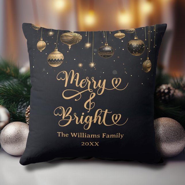Coussin Merry and Bright Or Doré Noir de Noël (Merry and Bright Custom Christmas Throw Pillow in Black with Gold Ornaments, Family Name, Year.)