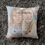 Coussin Message de grand-mère personnalisé Photo Fête des<br><div class="desc">Montrez à votre grand-mère votre amour pour ce coussin photo chic et moderne avec votre propre message personnalisé. Avec de l'espace pour deux photos, la capacité de personnaliser à n'importe quel nom que vous pourriez l'appeler (Mimi, Gigi, Meemaw, Oma, Nana etc) et vos propres noms d'expéditeur - cette lettre sur...</div>