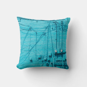 COUSSIN MÈTRE ÉLECTRIQUE SUR MUR EN BRIQUE BLEUE