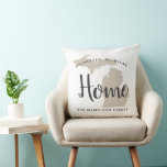 Coussin Michigan Accueil Beige et gris Personnalisé City H<br><div class="desc">Le coussin de bienvenue élégant présente un design typographique avec un texte de script "Home" et une carte de l'état du Michigan. Personnalisez avec votre ville et votre monogramme familial. Beige neutre,  noir doux,  et blanc. Un motif à rayures horizontales habille l'arrière du coussin.</div>