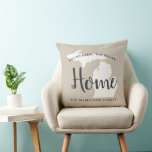 Coussin Michigan Accueil Beige et gris Personnalisé City H<br><div class="desc">Le coussin de bienvenue élégant présente un design typographique avec un texte de script "Home" et une carte de l'état du Michigan. Personnalisez avec votre ville et votre monogramme familial. Beige neutre,  noir doux,  et blanc. Un motif à rayures horizontales habille l'arrière du coussin.</div>