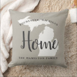 Coussin Michigan Accueil Grey Custom City Heart<br><div class="desc">Le coussin de bienvenue élégant présente un design typographique avec un texte de script "Home" et une carte de l'état du Michigan. Personnalisez avec votre ville et votre monogramme familial. Couleurs grises chaudes,  noires douces et blanches. Un motif à rayures horizontales habille l'arrière du coussin.</div>