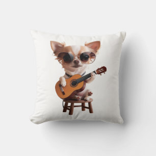 Coussin mignon chihuahua jouant de la guitare classique de
