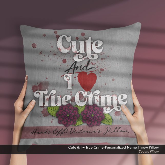 Coussin Mignon & j'❤️ Crime Véritable–Nom Personnalisé (Cute and I ❤️ True Crime.–Throw Pillow Customized with Your Name.)