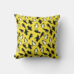 Coussin Mignon motif de manchot noir blanc sur fond jaune