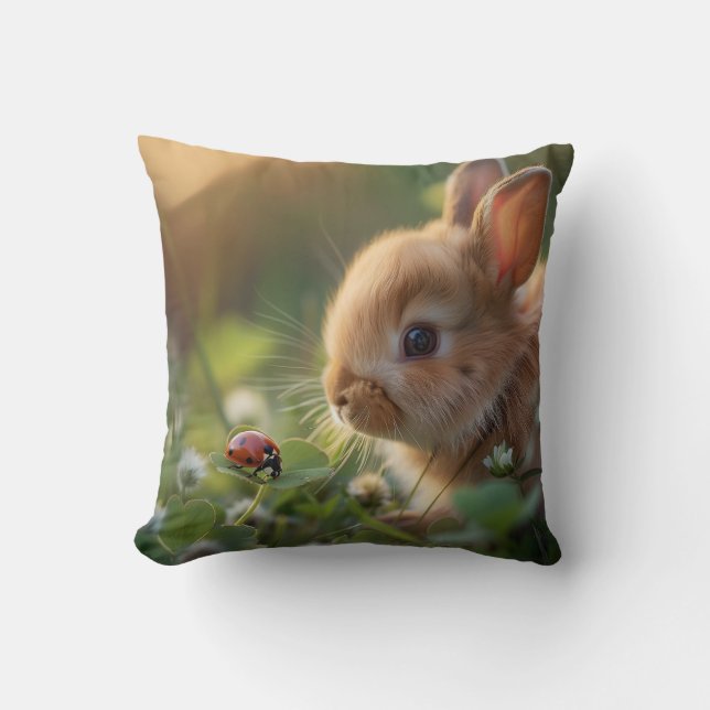 Coussin Mignonne lapin lapin et une coccinelle sur le cham (Recto)